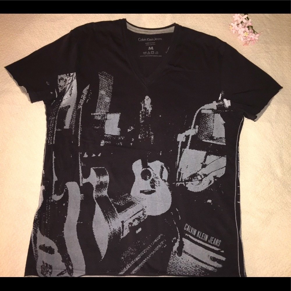 🎼Calvin Klein guitars shirt